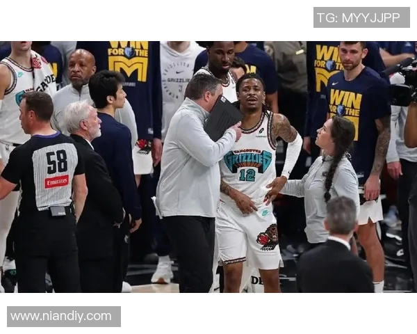 球迷与球星矛盾升级引发冲突体育赛场秩序与情感对立探讨